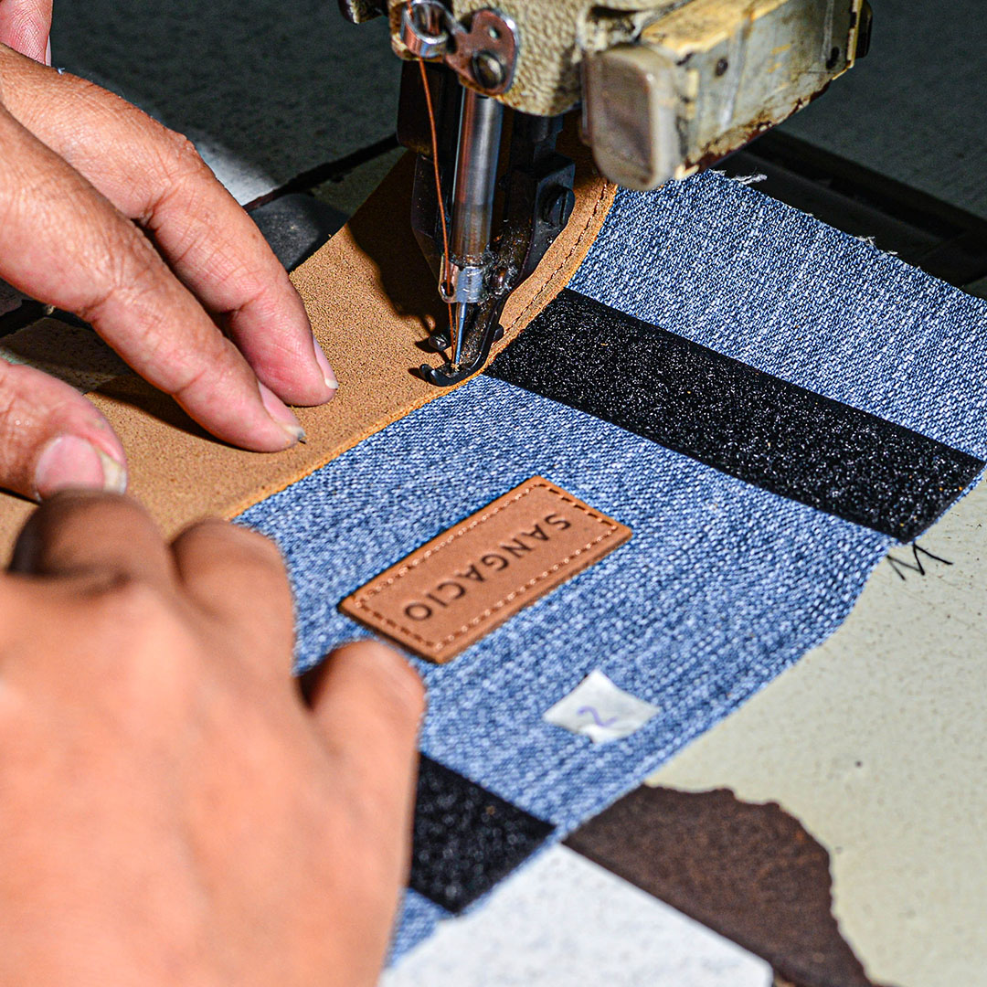 BAMBOO90998423's tweet image. プレゼントキャンペーンでお贈りするショルダーバッグ、最初はお世話になってる工場の方が好意で一つつくってくれたのをボロボロになるまで使っていたら「新しいのつくるよ」と言われ「だったら『にゅ』でつくりましょう」という経緯で誕生しました🧵🪡使い勝手がめちゃくちゃ良い。