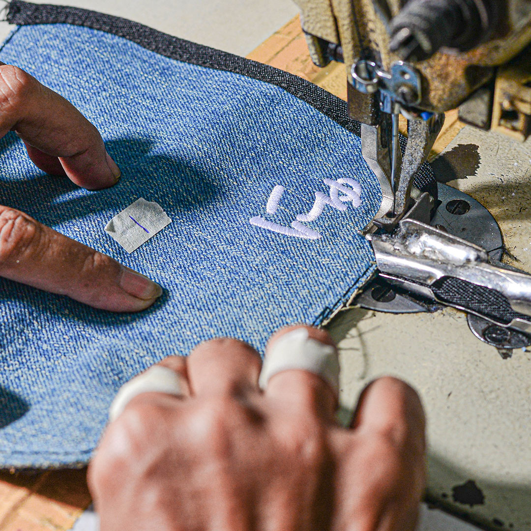 BAMBOO90998423's tweet image. プレゼントキャンペーンでお贈りするショルダーバッグ、最初はお世話になってる工場の方が好意で一つつくってくれたのをボロボロになるまで使っていたら「新しいのつくるよ」と言われ「だったら『にゅ』でつくりましょう」という経緯で誕生しました🧵🪡使い勝手がめちゃくちゃ良い。