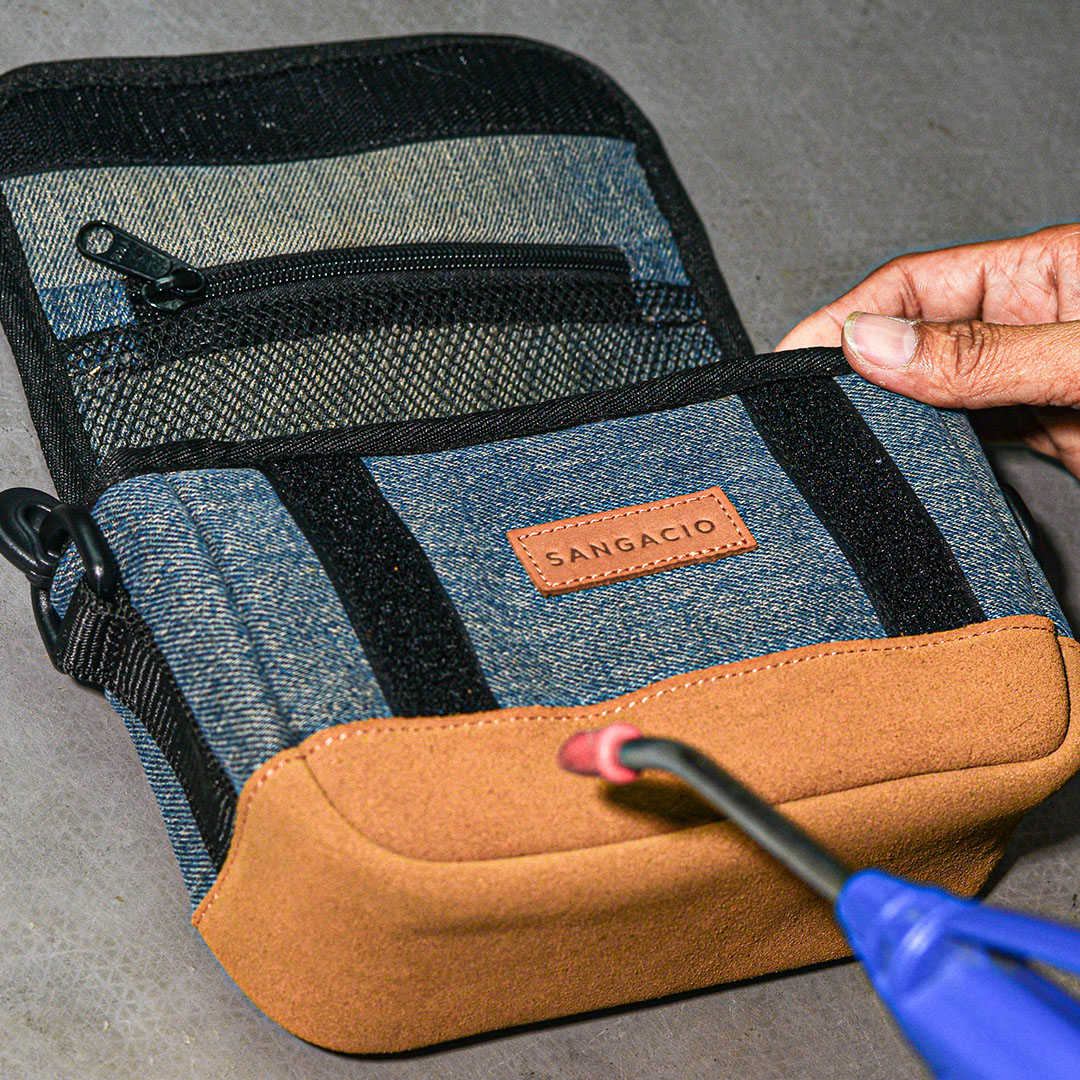 BAMBOO90998423's tweet image. プレゼントキャンペーンでお贈りするショルダーバッグ、最初はお世話になってる工場の方が好意で一つつくってくれたのをボロボロになるまで使っていたら「新しいのつくるよ」と言われ「だったら『にゅ』でつくりましょう」という経緯で誕生しました🧵🪡使い勝手がめちゃくちゃ良い。