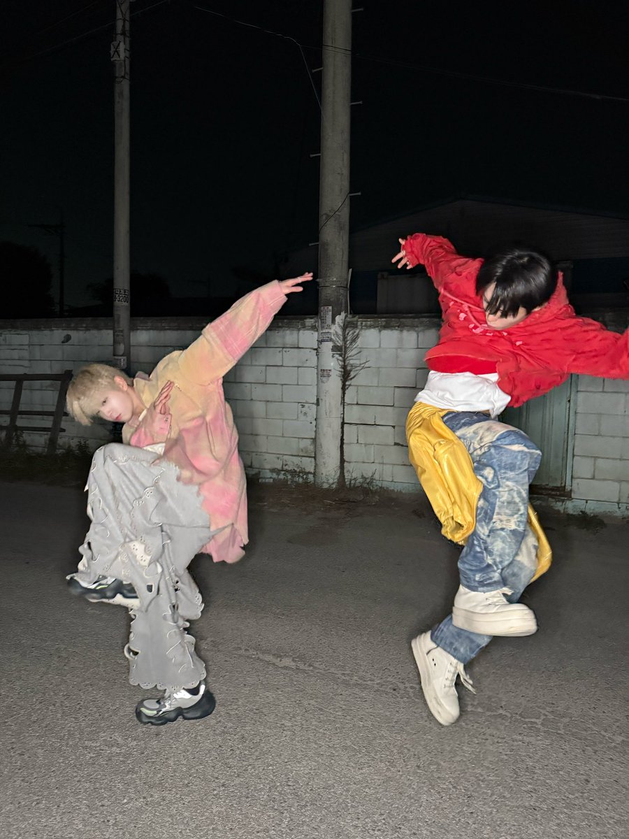 NEXZ_official's tweet photo. 훠우‼

#NEXZ #넥스지 #ネクスジ
#HYUI #휴이 #ヒュイ
#YUKI #유키 #ユウキ
#NALLINA #NEXZ_NALLINA https://t.co/EOXuFDA5lf