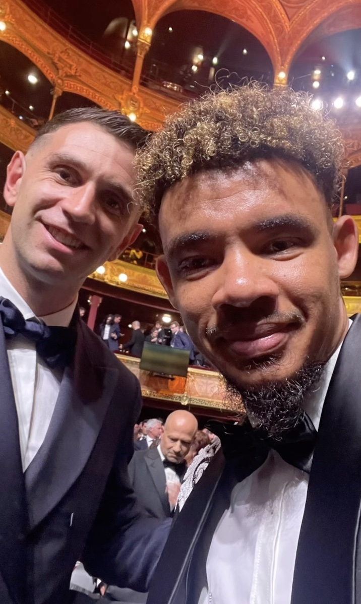 iDiskiTimes's tweet image. Ronwen Williams took a selfie with a fan at the #BallonDor gala last night. 😉😅

📸 Instagram