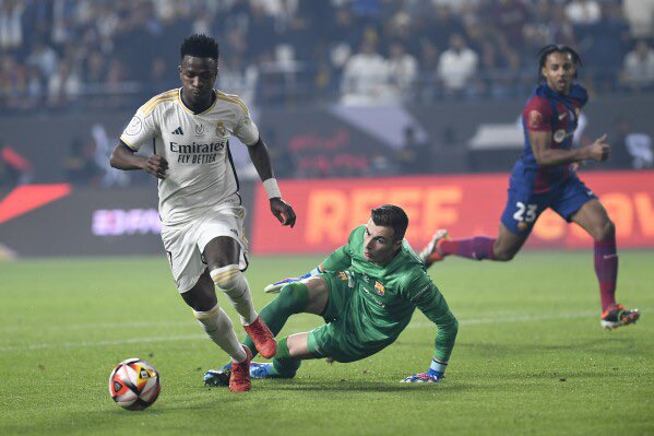 FootballByOuss's tweet photo. 🇧🇷| « Le football a gagné car Rodri l’a pris »…😬

Cette phrase qui tourne depuis hier pour justifier cette victoire comme si Vini était le diable. 

Cette volonté de montrer du doigt le brésilien en disant « le football n’est pas mort » alors que sans ce type de joueur, l’ennuie aurait pris le pas sur ce sport. 

Comme si Vini ne faisait pas de la magie sur le terrain.

Comme si Vini ne représentait pas la fantaisie du football. 

Comme si Vini n’était pas celui qui inventait des gestes sur le terrain.

Comme si Vini n’était pas le meilleur joueur du monde. 

Gardez vos récompenses car celles-ci ne sont pas celles qui me font me lever de mon siège par un dribble, un extérieur du pied ou une passe en double contact. 

Gardez votre hypocrisie et votre justice à double variable, nous on garde l’émotion que nous procure ces joueurs. 

A bon entendeur.

Un avis noyé dans la mer ! 🫡