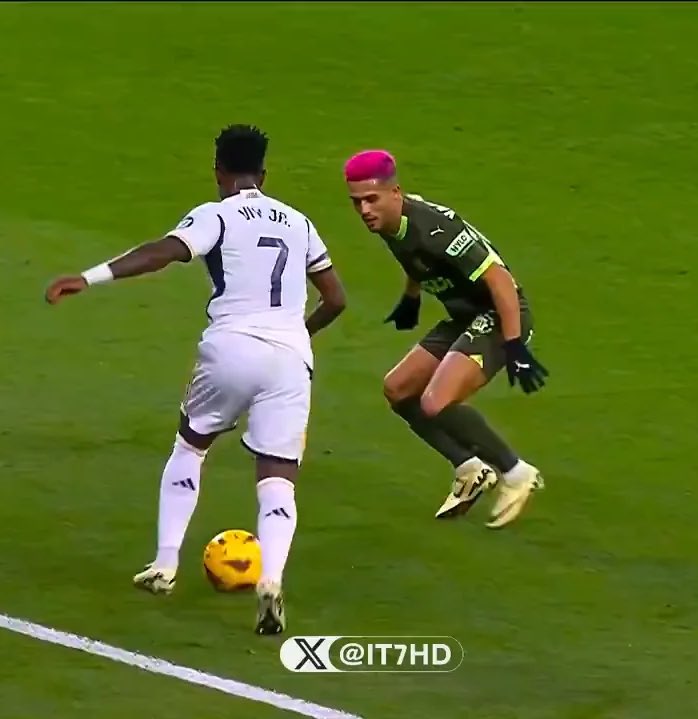 FootballByOuss's tweet photo. 🇧🇷| « Le football a gagné car Rodri l’a pris »…😬

Cette phrase qui tourne depuis hier pour justifier cette victoire comme si Vini était le diable. 

Cette volonté de montrer du doigt le brésilien en disant « le football n’est pas mort » alors que sans ce type de joueur, l’ennuie aurait pris le pas sur ce sport. 

Comme si Vini ne faisait pas de la magie sur le terrain.

Comme si Vini ne représentait pas la fantaisie du football. 

Comme si Vini n’était pas celui qui inventait des gestes sur le terrain.

Comme si Vini n’était pas le meilleur joueur du monde. 

Gardez vos récompenses car celles-ci ne sont pas celles qui me font me lever de mon siège par un dribble, un extérieur du pied ou une passe en double contact. 

Gardez votre hypocrisie et votre justice à double variable, nous on garde l’émotion que nous procure ces joueurs. 

A bon entendeur.

Un avis noyé dans la mer ! 🫡