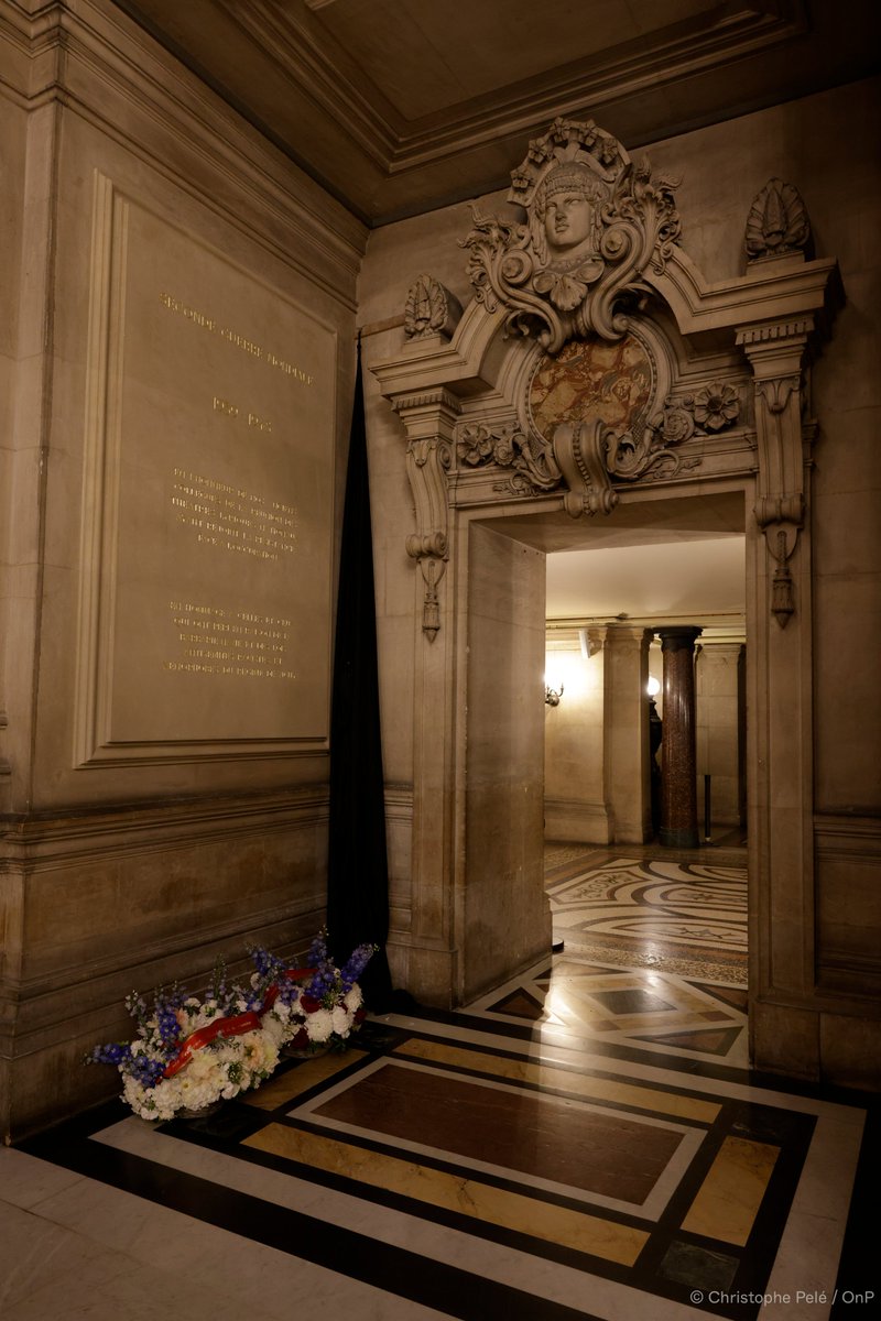 ℹ️ Hier, révélation au Palais Garnier d’une gravure commémorative en hommage à celles et ceux qui, au sein de la Réunion des théâtres lyriques nationaux (RTLN) sous Vichy et l’Occupation, ont résisté tout en continuant à pratiquer leur art.