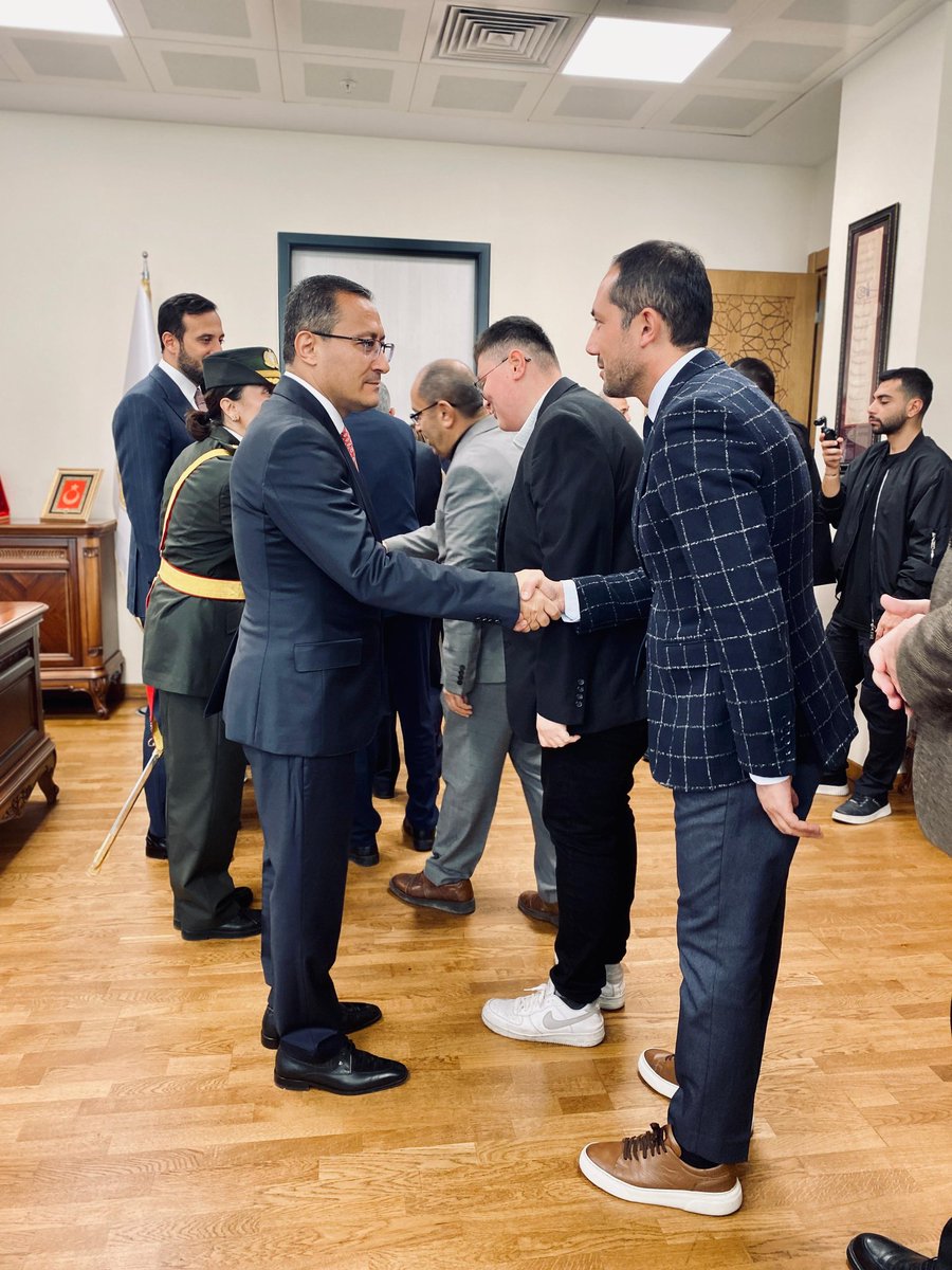 BagcilarMem's tweet photo. 29 Ekim Cumhuriyet Bayramı Kutlamaları Kaymakamımız Abdullah UÇGUN'un İlçe Milli Eğitim Müdürümüz Mehmet SANSAR ve diğer kurum amirlerimizi makamında kabulüyle başladı. https://t.co/LsAcEGrHMa