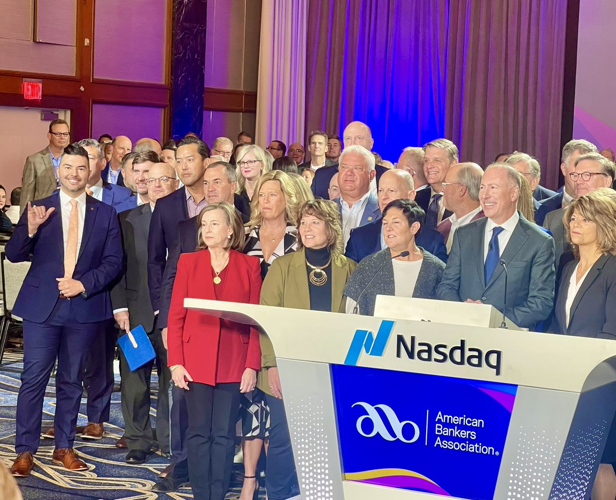 theCavazosJ's tweet image. When you’re getting ready to open the NASDAQ market, but you also throw a @UTSA Birds Up!! 🤙🏼🔸🔹
#ForTheLongRun #ForeveRowdy #BirdsUp
@UTSAAlumni