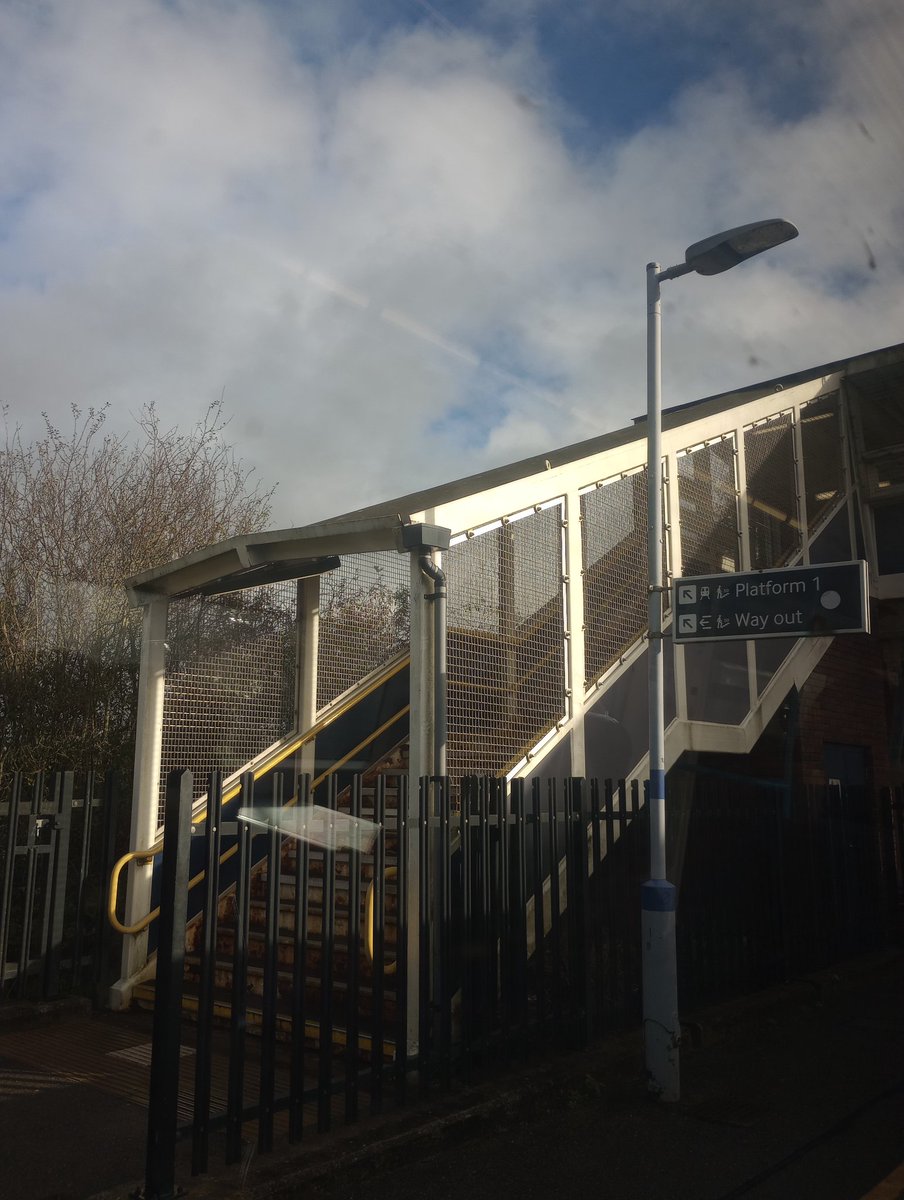 Sparrersway's tweet photo. #viewfromthetrain https://t.co/TF9ZkogjNi