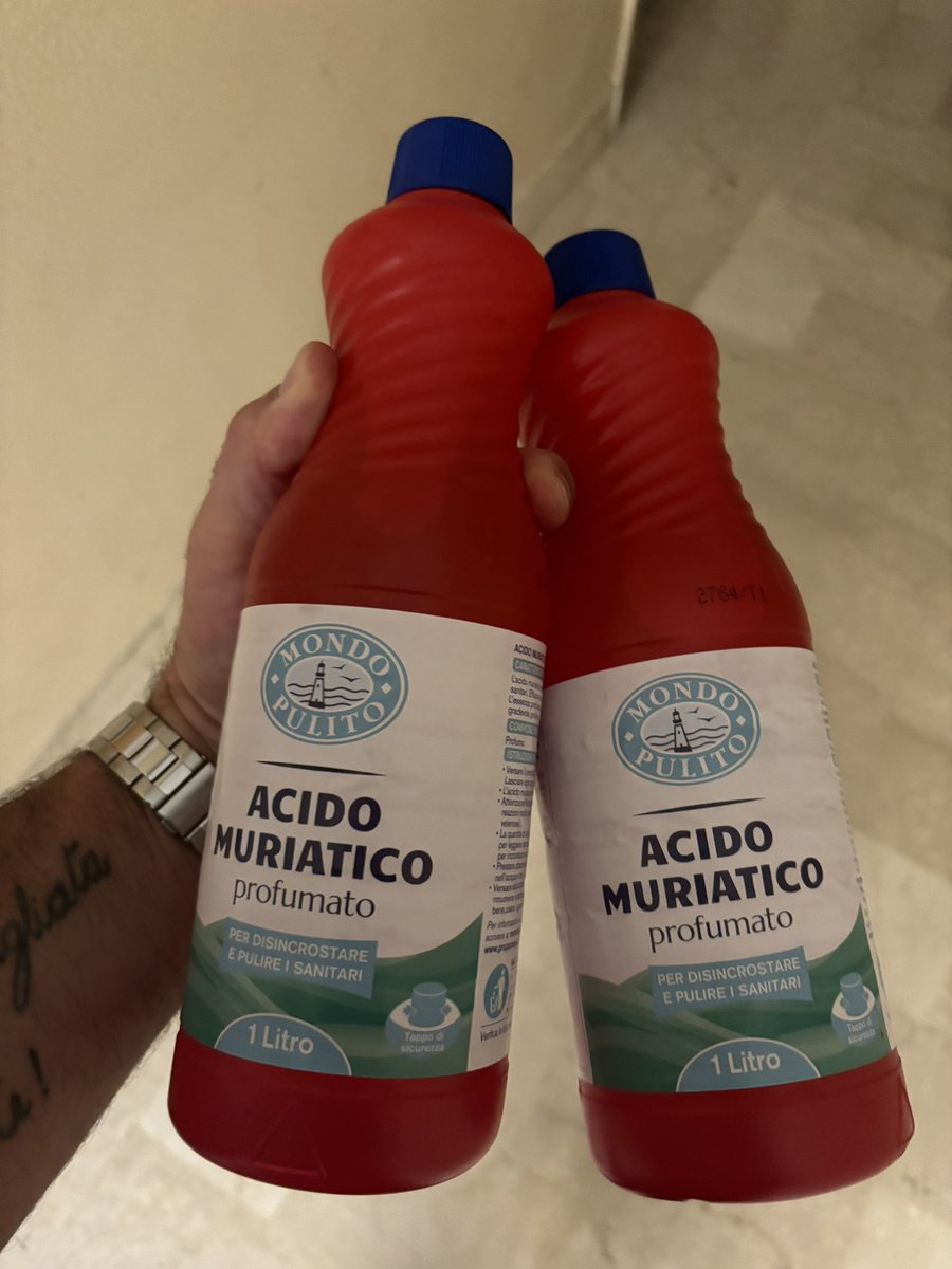 Henry84Chinaski's tweet photo. E’ veramente indecente la facilità con cui e’ possibile comprare dell’acido muriatico ad un semplice supermercato senza nessuno che ti chiede su quale faccia potrebbe andare a finire… https://t.co/ionMoAeSik