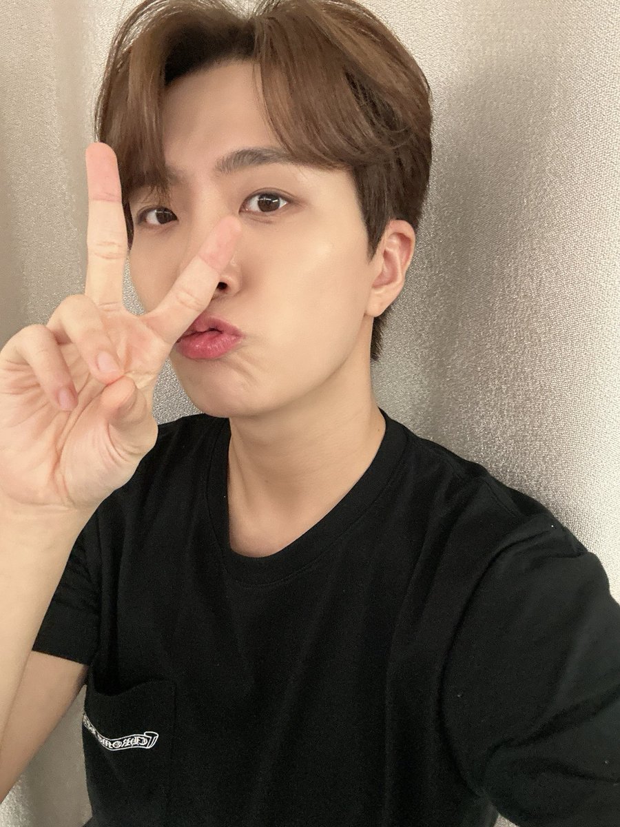 코트입고 아가새랑 두시에 데이트 다녀옴 
열두시엔 달디랑 데이트 해달디💚

#영재 #YOUNGJAE
#두시의데이트 #두데