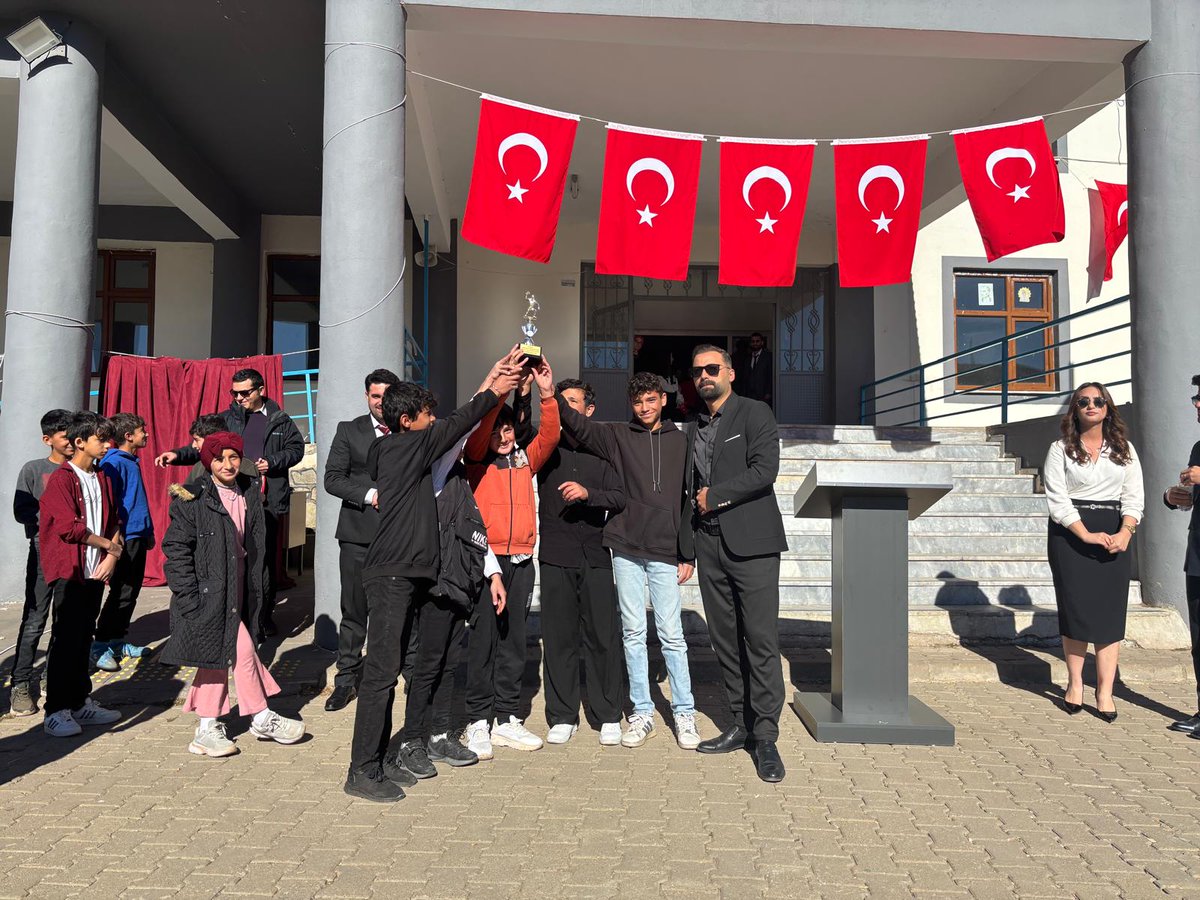 🇹🇷 Cumhuriyetimizin 101. yılını Dörtyol Ortaokulu olarak öğretmenlerimiz, öğrencilerimiz ve velilerimizle  kutlandı. <a href="/bingolmem/">Bingöl MEM</a> <a href="/MustafaOzel66/">Mustafa Özel</a> @KarliovaMEM <a href="/Maliyldz12/">Mehmet Ali YILDIZ</a>