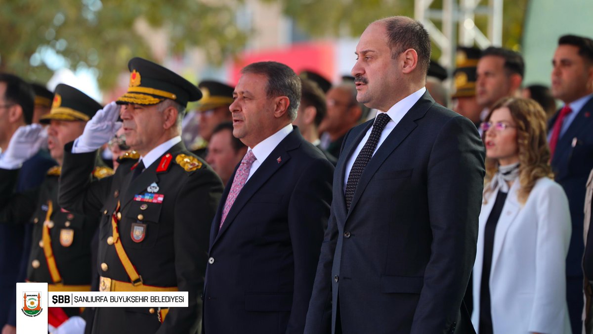 sanliurfabld's tweet photo. Şanlıurfa'da Cumhuriyet Bayramı Coşkuyla Kutlandı. 

Cumhuriyetimizin kuruluşunun 101. yıl dönümü kutlamaları, Şanlıurfa Valisi Hasan Şıldak'ın ev sahipliğinde gerçekleşti.

Büyükşehir Belediye Başkanımız Sayın Mehmet Kasım Gülpınar, Cumhuriyet Bayramı kutlama törenine katıldı.

Bu özel günde, Cumhuriyetimizin değerlerini ve birlik beraberliğimizi vurgulayan coşkulu anlar yaşandı.

29 Ekim Cumhuriyet Bayramı kutlu olsun🇹🇷