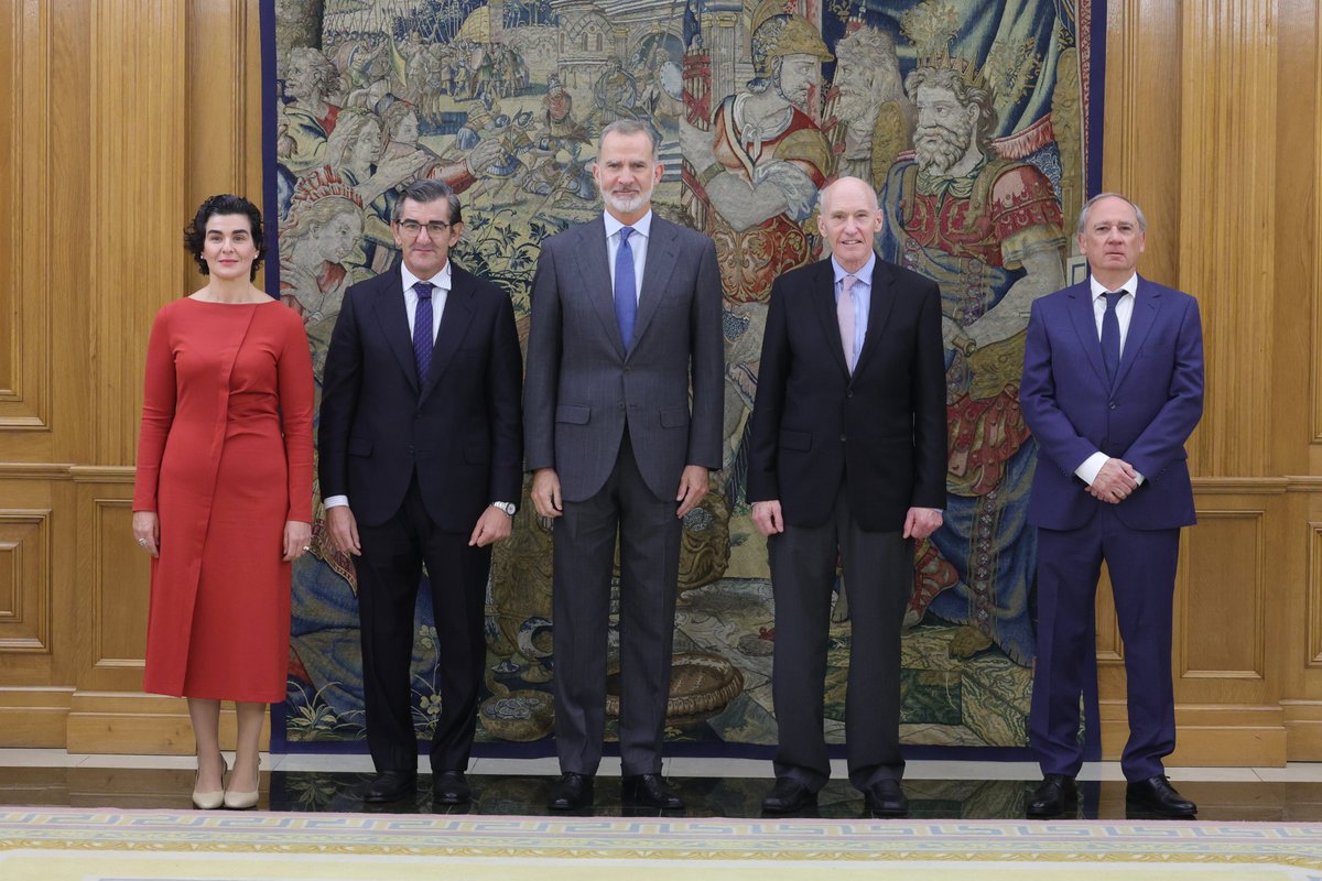 CasaReal's tweet photo. El Rey recibe al ganador de la IV edición del “Abarca Prize”, el Dr. Carl H. June, profesor de la cátedra Richard W. Vague de Inmunoterapia en @PennMedicine y director del Instituto Parker de Inmunoterapia del Cáncer.

➡️https://t.co/JJTnGXxVTH https://t.co/sSBnH2CqHv