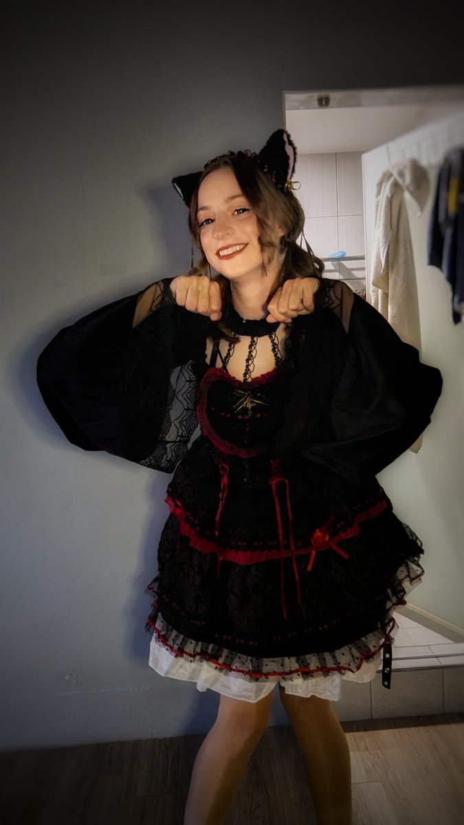 iolasVT's tweet image. I'M GOING LIVE IN ONE HOUR HALLOWEEN COSTUME STREAM!!!