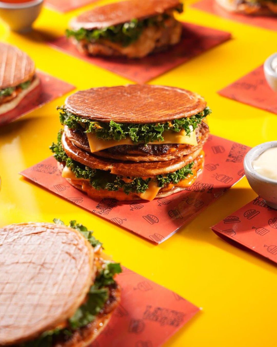 Rockymeranaam69's tweet photo. A brilliant idea from the astute and innovative @ZorawarKalra for his brand #louisburger - I’ve been eating my burgers with only the lower half of the bun for more taste and less bread. This solves both problems completely - will you try it ? #burger #idea #yum https://t.co/LAKyfwJyTH