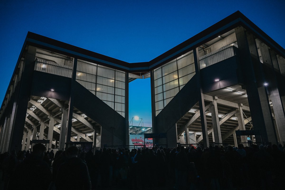 ℹ️: Wegen des hohen Zuschauerandrangs und Bauarbeiten auf der B448 empfehlen wir eine frühzeitige Anreise und die Nutzung der öffentlichen Verkehrsmittel. Kommt alle gut und pünktlich auf den Bersch! 🚶‍♂️🚶‍♀️🚌🚲🚃🚗🔴⚪️ #OFCKSC #DFBPokal #kickersoffenbach #nurderOFC #dasistoffenbach