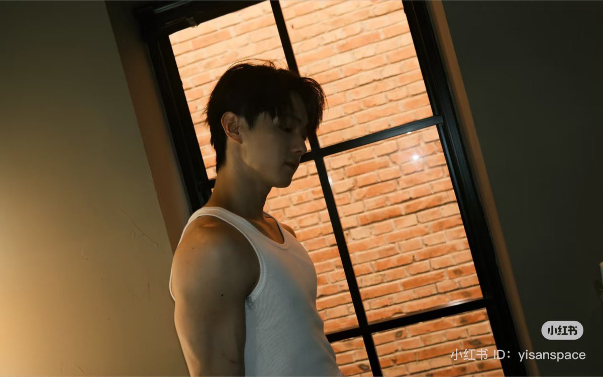 xukaidaily7's tweet photo. #ONETHIRD XHS Update
2024/10/29
+
and the simple light and shadow outline his silhouette, giving a very quiet feeling.
The interweaving of perspectives inside and outside the window adds a layer of artistic conception to the shot. The changes in light and shadow+
#XuKai https://t.co/0OC5uyxs1Z