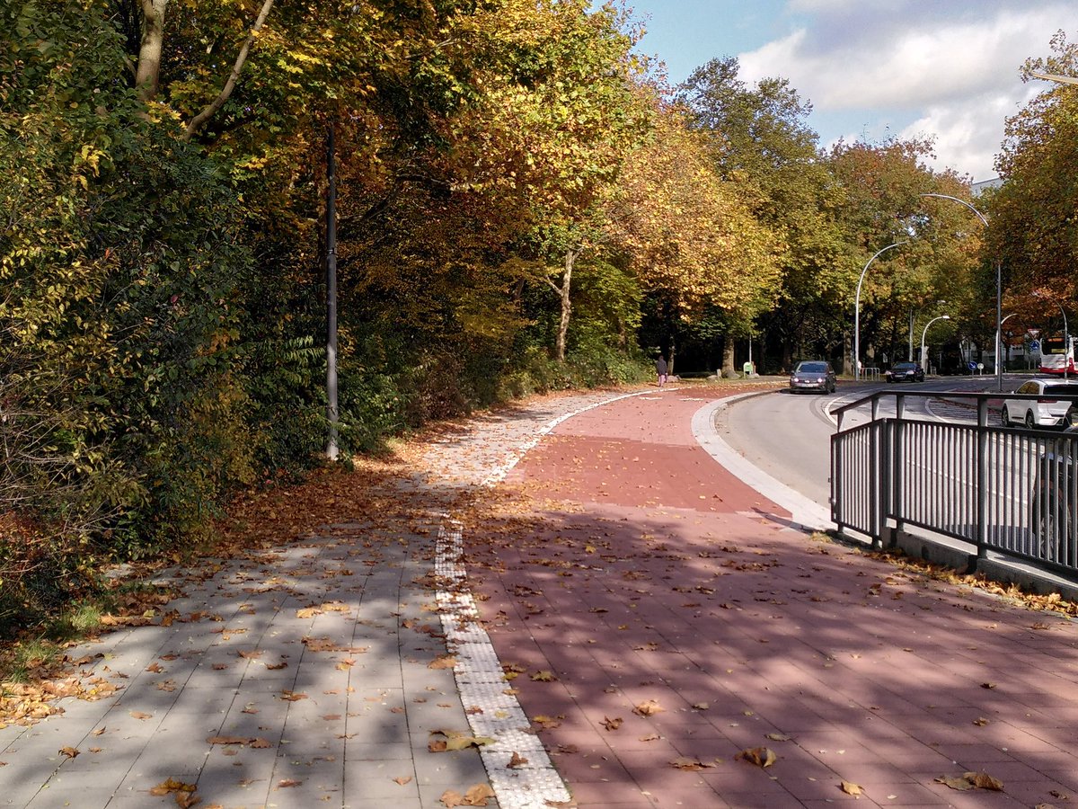 Lückenschluss in #Harburg: Der neue Kreisverkehr am Rehrstieg/Striepenweg mit 4m breitem Radweg sorgt ab sofort für einen flüssigeren Verkehr, weniger Wartezeiten und mehr Sicherheit für alle Verkehrsteilnehmer. Weiter geht‘s! 

📷: BA Harburg.