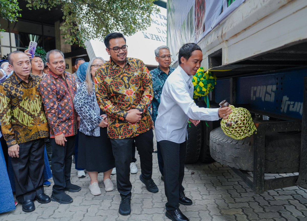 RajaJuliAntoni's tweet photo. Pete jengkol mendunia! 

Alhamdulillah pagi tadi bersama Pak Wamen Sulaiman Umar Siddiq melepas ekspor komoditas agroforestry.

500 kg petai dan Hasil Hutan Bukan Kayu (HHBK) lainnya dengan total kuantitas 9 ton dengan nilai transaksi hampir 1 Milyar, hasil dari Kelompok Perhutanan Sosial KHT Sukobubuk Rejo akan diekspor ke Jepang.

Terima kasih kepada seluruh stakeholder yang telah mendukung terwujudnya ekspor komoditas argoforestry ini! Semoga ke depan semakin banyak komuditas agroforestry lainnya yang dapat diterima di pasar internasional

Mari terus berkolaborasi untuk mewujudkan hutan lestari dan bermanfaat untuk sebesar-besarnya kemakmuran rakyat