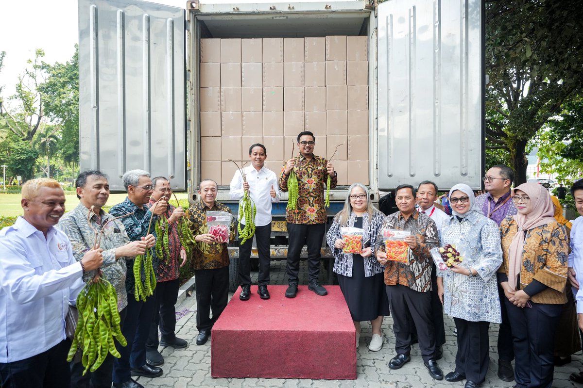 RajaJuliAntoni's tweet photo. Pete jengkol mendunia! 

Alhamdulillah pagi tadi bersama Pak Wamen Sulaiman Umar Siddiq melepas ekspor komoditas agroforestry.

500 kg petai dan Hasil Hutan Bukan Kayu (HHBK) lainnya dengan total kuantitas 9 ton dengan nilai transaksi hampir 1 Milyar, hasil dari Kelompok Perhutanan Sosial KHT Sukobubuk Rejo akan diekspor ke Jepang.

Terima kasih kepada seluruh stakeholder yang telah mendukung terwujudnya ekspor komoditas argoforestry ini! Semoga ke depan semakin banyak komuditas agroforestry lainnya yang dapat diterima di pasar internasional

Mari terus berkolaborasi untuk mewujudkan hutan lestari dan bermanfaat untuk sebesar-besarnya kemakmuran rakyat