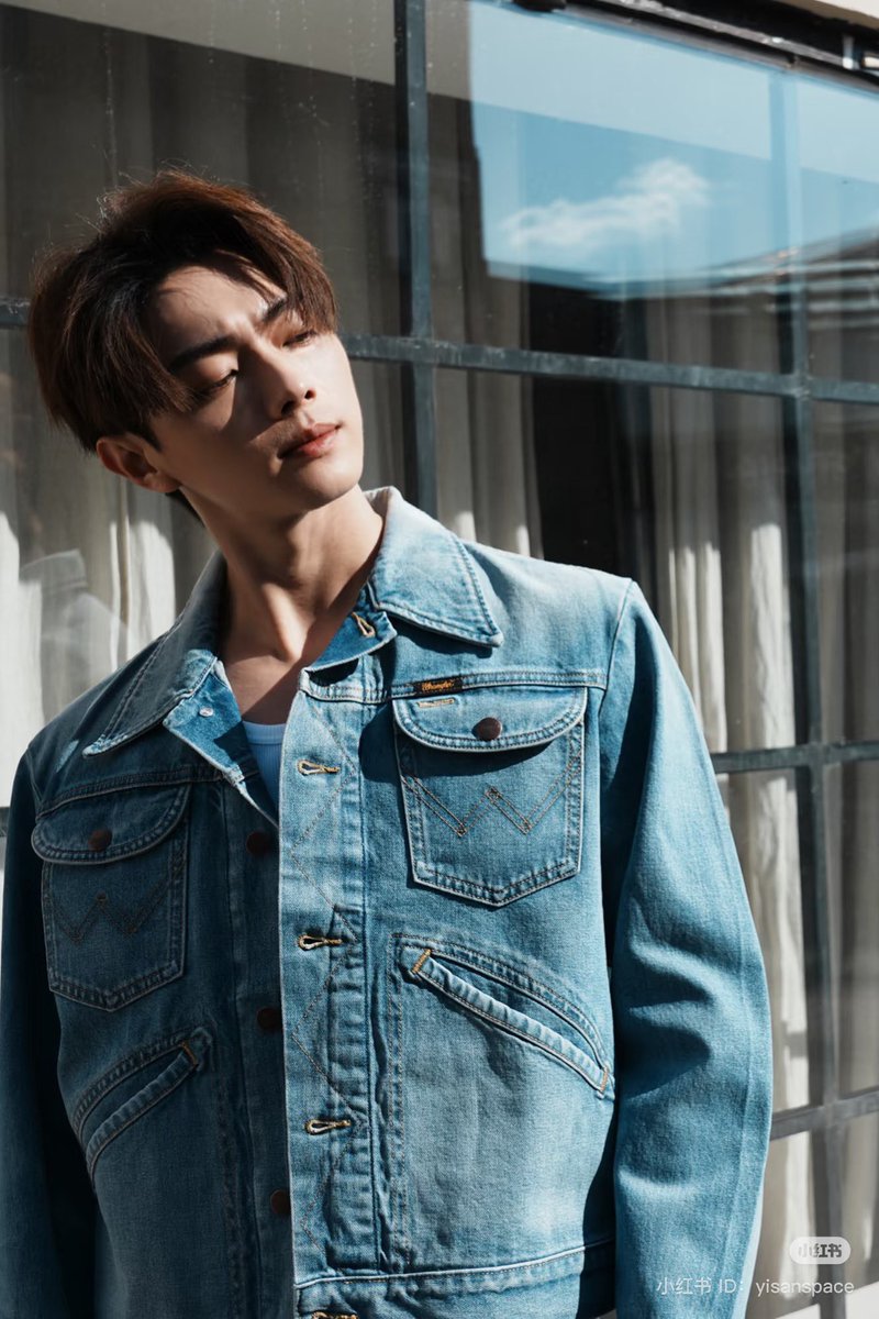 xukaidaily7's tweet photo. #ONETHIRD XHS Update
2024/10/29
#XuKai x soso, who wouldn’t be moved by such charm?!
In the autumn blockbuster shot by Xu Kai, the photographer combined the outdoor natural scenery and atmosphere very well. The sun shines through the white walls and glass windows,+ https://t.co/6jQz6dGMDd