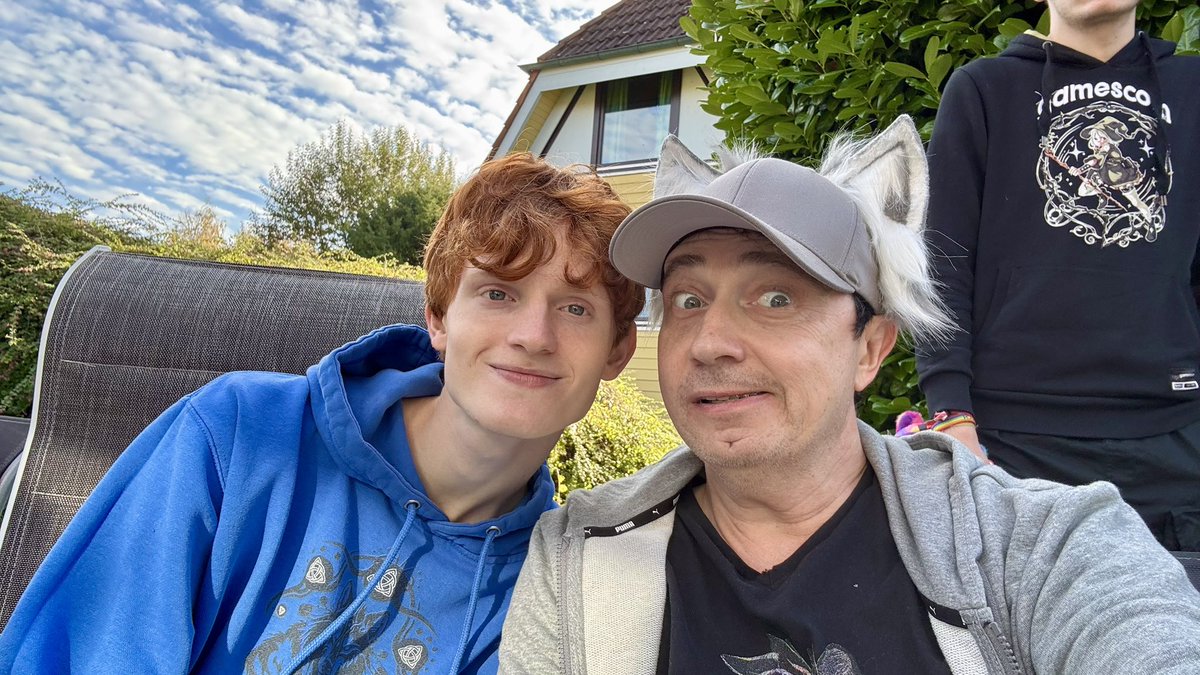 Spent a beautiful weekend near Lake Constance (Bodensee) with fluffy friends <a href="/Theron_Floof/">Theron</a>, <a href="/cheetah_spotty/">🦣 @cheetah_spottycat@toot.cat</a>, Plastegiraffe, <a href="/kirodog/">Kirodog</a> and many others🐱🧡 #girafur