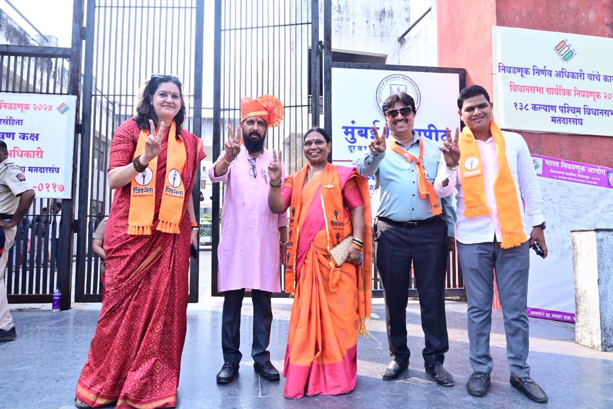 priyankac19's tweet photo. Also joined MVA’s candidate from Kalyan West, @ShivSenaUBT_ ‘s Shri Sachin Basare today as he filed his nomination to defeat the Mahajhoothi Gathbandhan’s multiple candidates - official and ‘Independent’ ones

फक्त मशाल! 
हाच  तो क्षण. . हीच ती वेळ https://t.co/h9of6PqRPh