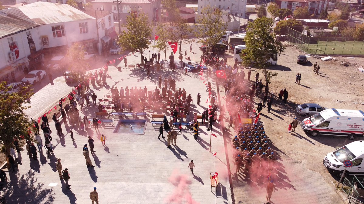 AlacakayaResmi's tweet photo. Cumhuriyetimizin 101. Yılını İlçemizde Büyük Coşkuyla Kutladık.

Başta Büyük Önder Mustafa Kemal Atatürk olmak üzere istiklalimizin tüm kahramanlarını saygıyla, rahmetle ve minnetle anıyoruz 🇹🇷 https://t.co/iO1aBawBKX
