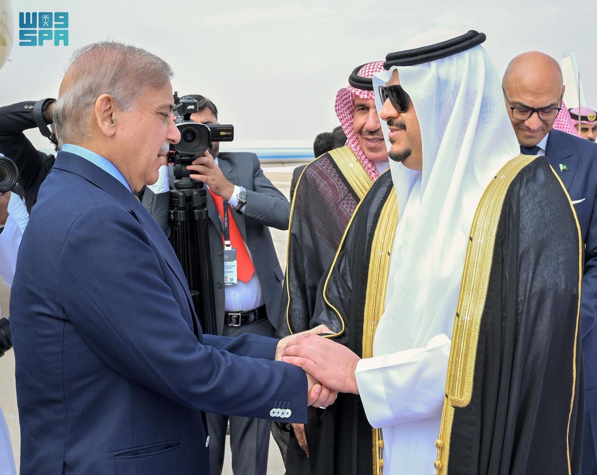 sabqorg's tweet photo. رئيس الوزراء الباكستاني يصل إلى الرياض وفي مقدمة مستقبليه نائب أمير المنطقة.
https://t.co/a4rlVwmTkX https://t.co/FxZbjGbBCh