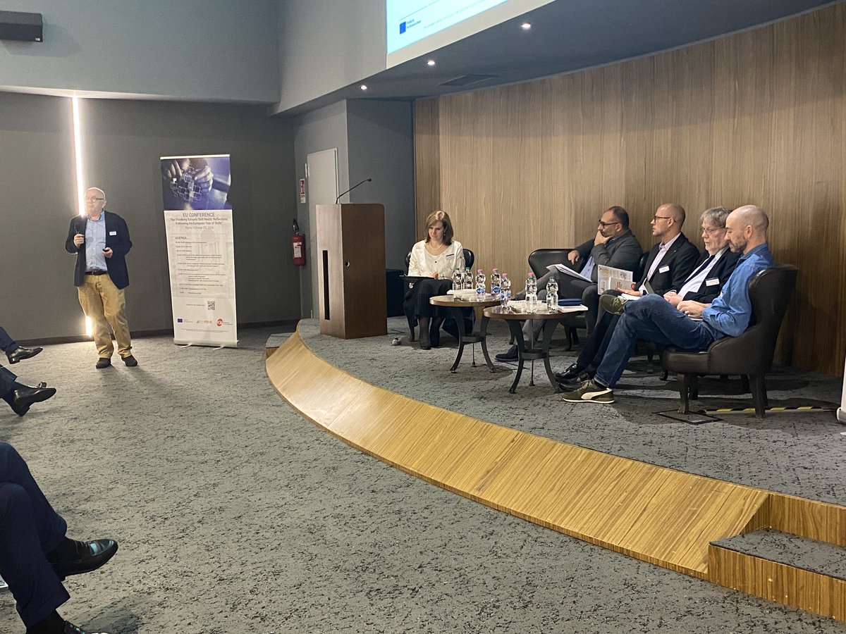 FondazBrodolini's tweet photo. Primo panel della giornata aperto da Terence Hogarth, professore dell’università di Warwick. Parlemo di come affrontare la carenza di manodopera, di green jobs e di come l’AI sta guidando la trasformazione del lavoro. https://t.co/9P9jzcB1B1