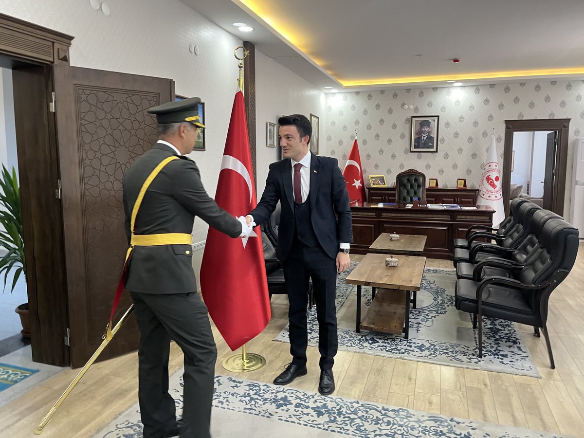 HorasanB's tweet photo. 101. Yılını kutladığımız 29 Ekim Cumhuriyet Bayramı münasebetiyle Kaymakamımız Sn. Mesut Ozan Yılmaz, Garnizon Komutanımız Sn. Hasan Kahraman, Başkan V. Sn. Bekir Zirek İlçe Protokolünü Kaymakamlık Makamında düzenlenen tebrikat töreninde kabul etti https://t.co/NjQhngKlbr