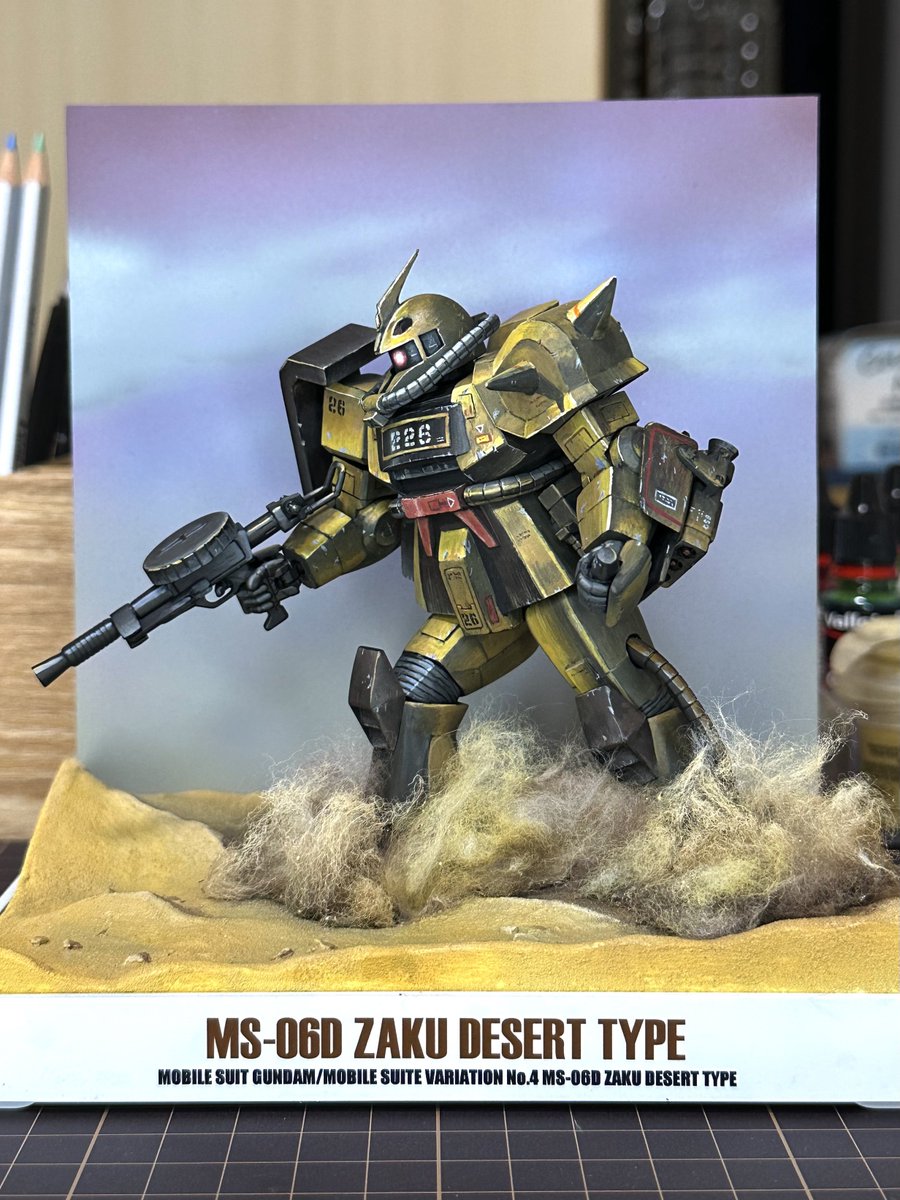 旧キット 1/144 ザク デザートタイプ 完成しました！ 背景と台座も作り