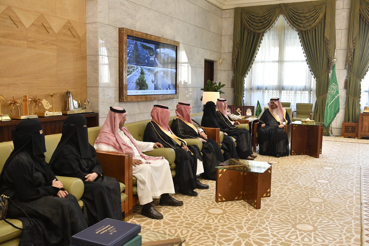 سمو أمير #الرياض يستقبل مدير التعليم بالمنطقة. 
riyadh.gov.sa/#/home/news-de…

#إمارة_الرياض