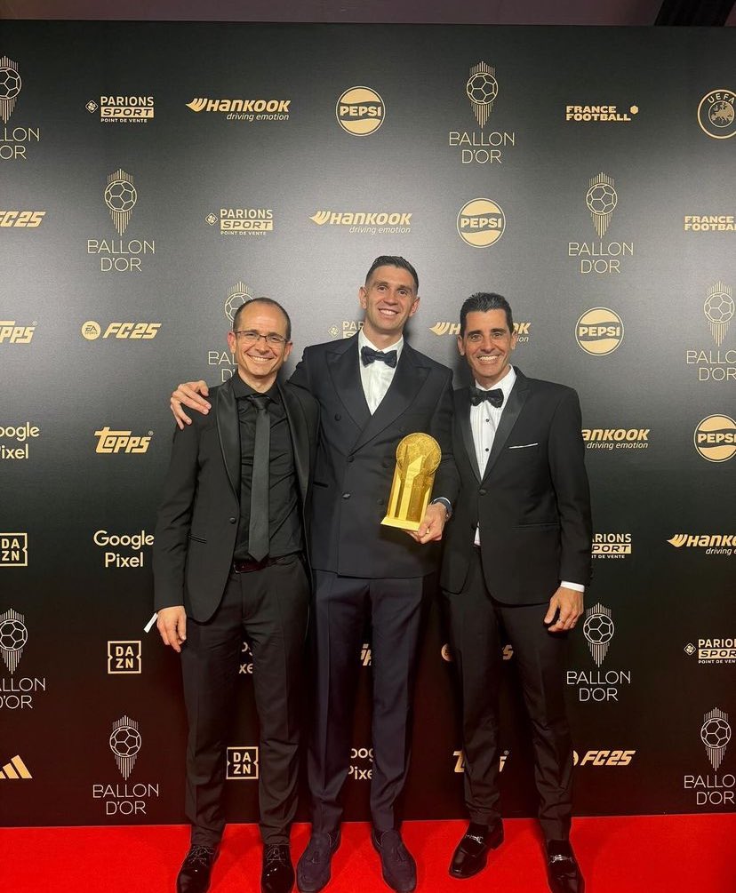 SmartGoalkeeper's tweet image. Emiliano Martinez junto a Javi Garcia (Aston Villa) y Martin Tocalli (Sel. Argentina), sus entrenadores específicos. 
Una imagen que dice mucho. 👏👏👏