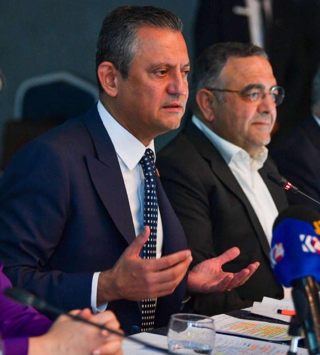 ajans_muhbir's tweet photo. Özgür Özel: “Kürt sorunu yoktur dersen Türkiye’yi yarım yüzyıl geriye götürürsün.” https://t.co/7QtDn32t3m