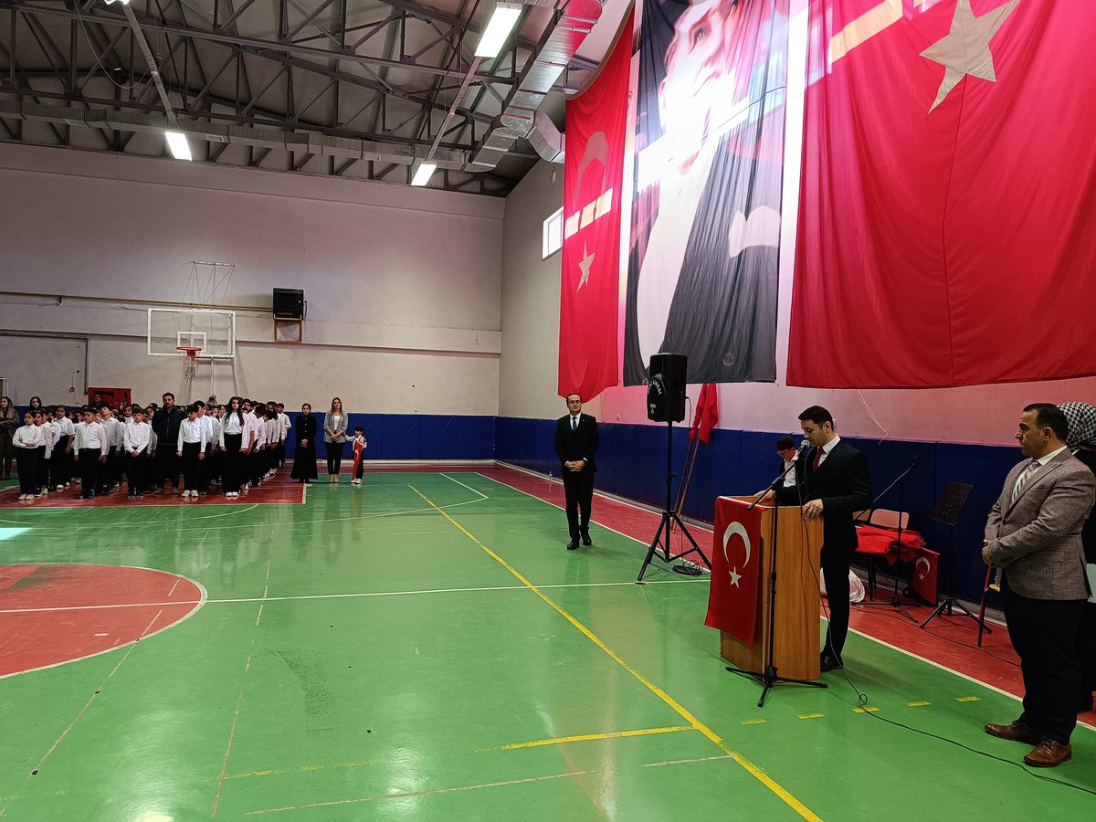 ulaskaymakamlik's tweet photo. 29Ekim Cumhuriyet Bayramı'nın 101.yılı Kaymakamımız Sn Emre ZAFER'in katılımıyla ilçemiz kapalı spor salonunda coşkuyla kutlandı
Tören saygı duruşu,İstiklal marşının okunmasıyla başladı.Kaymakamımız Sn ZAFER ile Belediye Başkanı Turan İLBEY öğrenciler ve vatandaşlarla bayramlaştı https://t.co/I7eeXb0k61
