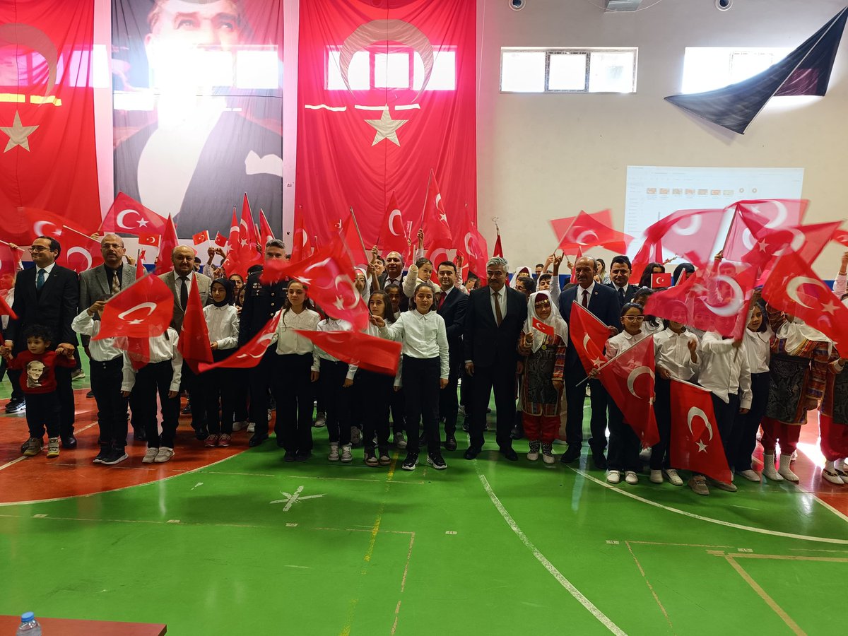 ulaskaymakamlik's tweet photo. 29Ekim Cumhuriyet Bayramı'nın 101.yılı Kaymakamımız Sn Emre ZAFER'in katılımıyla ilçemiz kapalı spor salonunda coşkuyla kutlandı
Tören saygı duruşu,İstiklal marşının okunmasıyla başladı.Kaymakamımız Sn ZAFER ile Belediye Başkanı Turan İLBEY öğrenciler ve vatandaşlarla bayramlaştı https://t.co/I7eeXb0k61