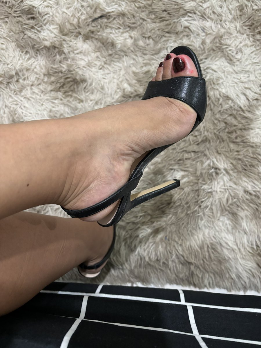 Sierra_Manila's tweet photo. Just had my new manicure and pedicure!Who wants to reimburse?come on slave do your job!
#findom #walletdrain https://t.co/rKJ0ZLXMwf