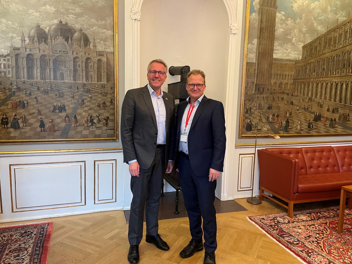 LDFdk's tweet image. Bedre finansieringsmuligheder i landdistrikterne var temaet for dagens møde med erhvervsminister @mfMorten. Tak til Morten Bødskov for dialogen og samarbejdet om at styrke mulighederne for at bo, leve og arbejde i landdistrikterne. #dkpol