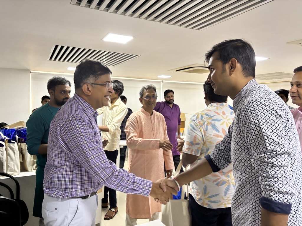 SarjenSystems's tweet photo. Celebrating the festival of lights with one team, one dream.

Infusing the power of festivities and happiness into a successful journey.

Wishing everyone a bright, transformative, and prosperous Diwali! 

#diwali2024 #diwali #workculture #celebration #transformation https://t.co/O8IVJ8NxVy
