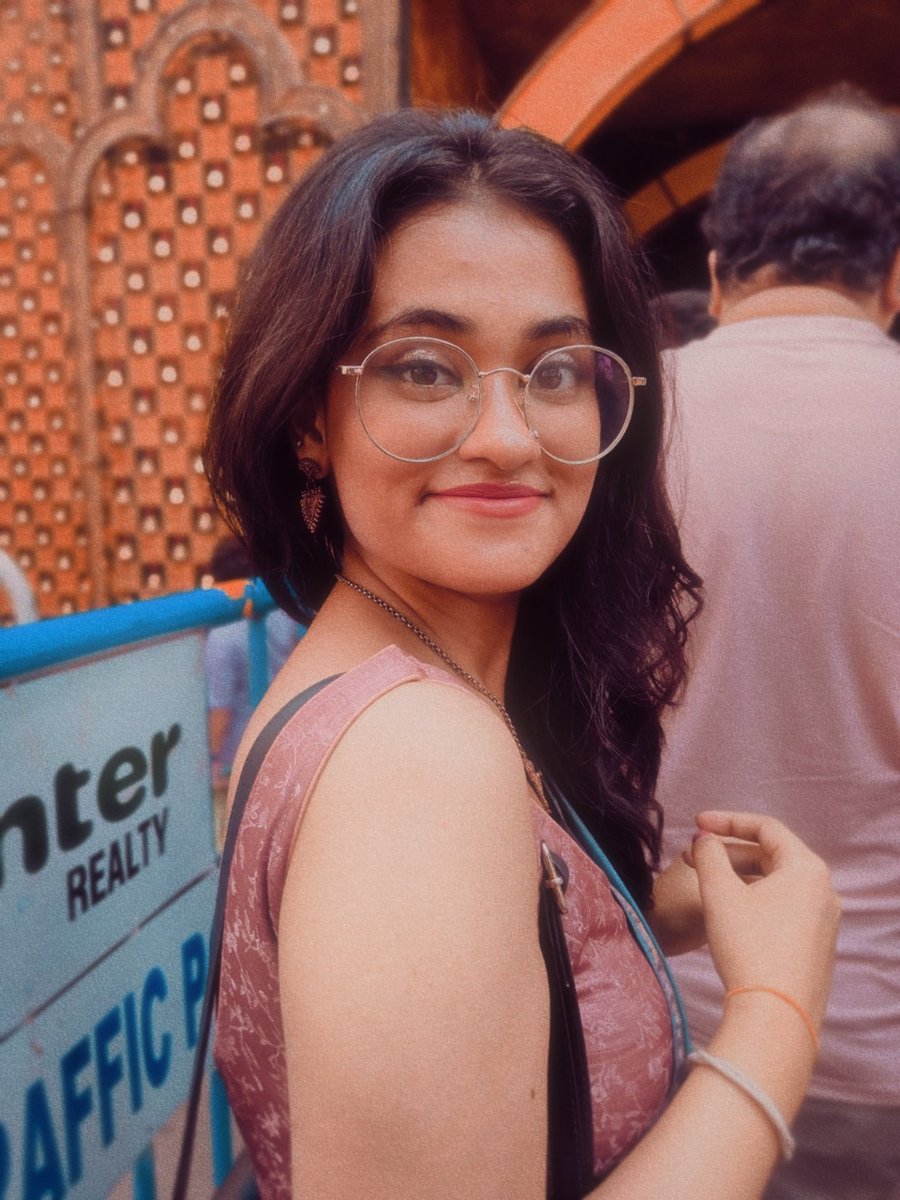 mountain_ew's tweet photo. I'm like completely alone in college tonight and I feel like crying so here's me during pujo to make myself feel better https://t.co/C2DMlEfra3