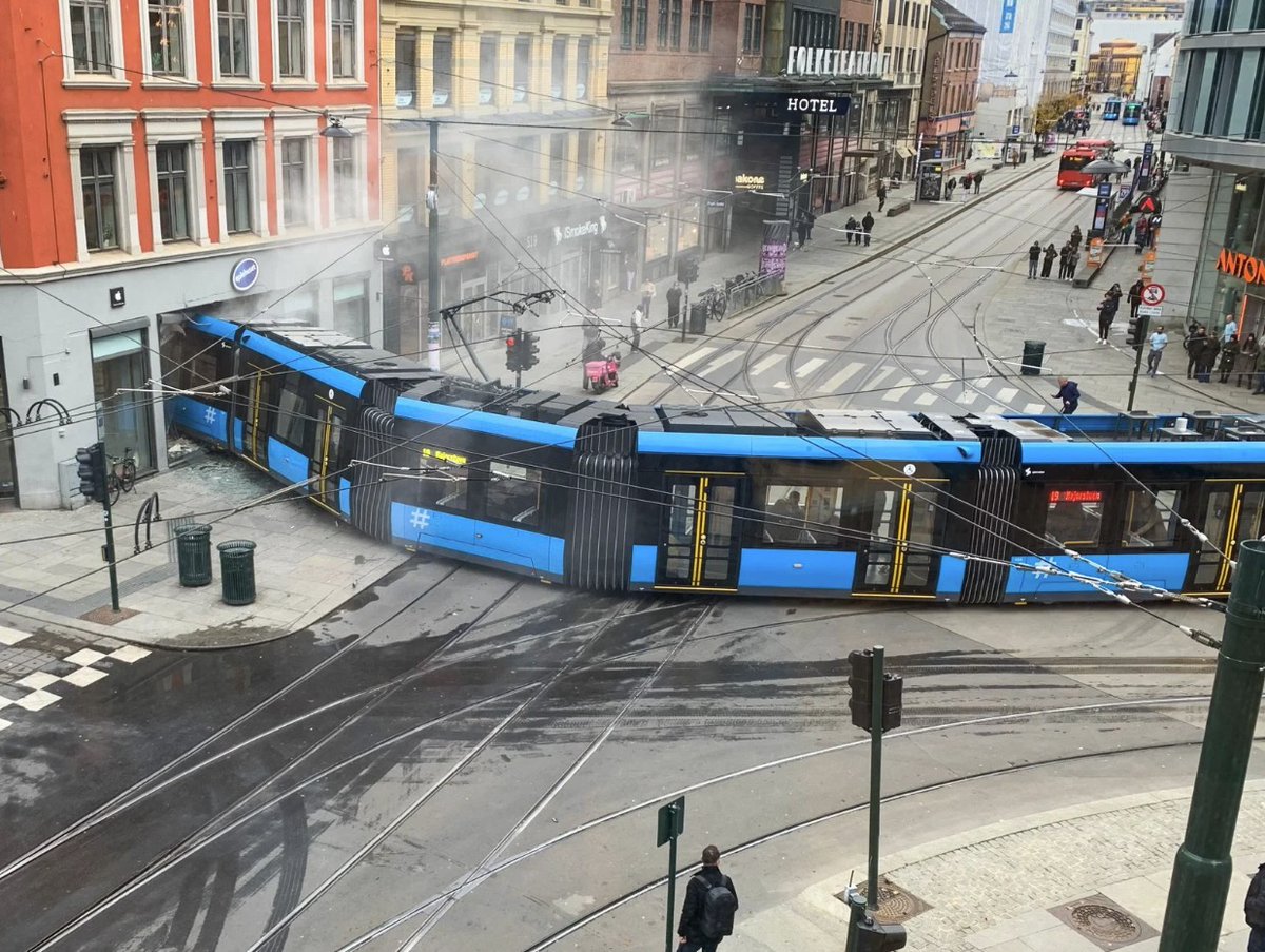 tophepahle's tweet photo. Endelig er trikken i rute. https://t.co/JkXMCDQlCN