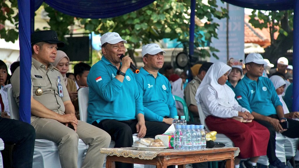 bppsdm_kp's tweet photo. #SobatBahari, Kepala #BPPSDMKP @in_radiarta bersama Eselon I dan II lingkup @kkpgoid dampingi Wakil Menteri KP Didit Herdiawan pada kegiatan peringatan #HUT25KKP di Pulau Untung Jawa, Kepulauan Seribu, (29/10)

#2024KKPBeyond #SDMKP #SDMUnggul #EkonomiBiru @saktitrenggono https://t.co/bKqX7HpReF