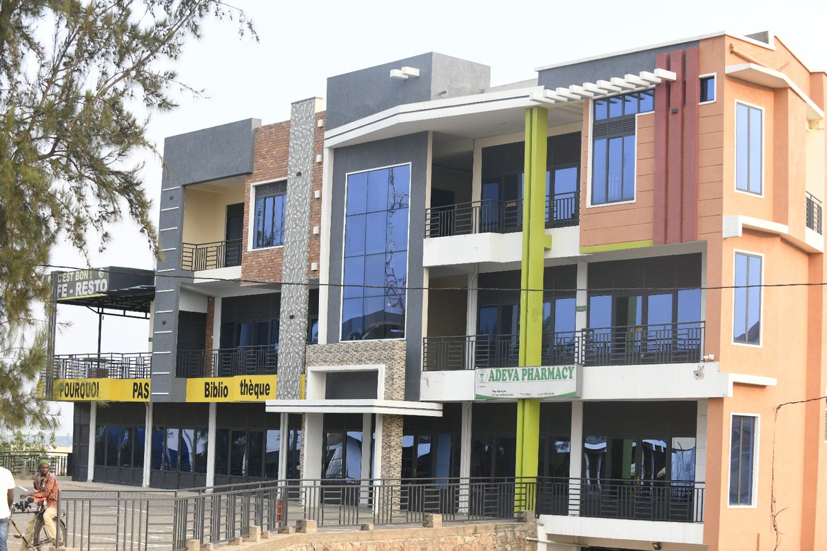Muhangadis's tweet photo. #Ibikorwaremezo: Umujyi wa #Muhanga ni umwe mu mijyi igaragiye #Kigali. Turashimira abikorera bakomeje kugira uruhare mu iterambere ry’Umujyi wa #Muhanga, muri gahunda zo kuvugurura #Umujyi uhuzwa n’Igishushanyo mbonera, gahunda irakomeje.
 
Turi #Imbangukiramihigo https://t.co/7UkQGmegck