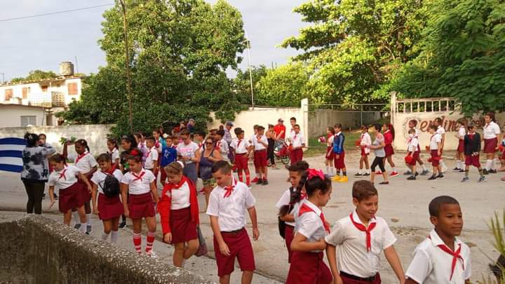 Nuestros pioneros rinden homenaje a #CamiloCienfuegos a 65 años de su desaparición física.#CiegodeÁvila #LatirAvileño #FlorenciaVaConTodos