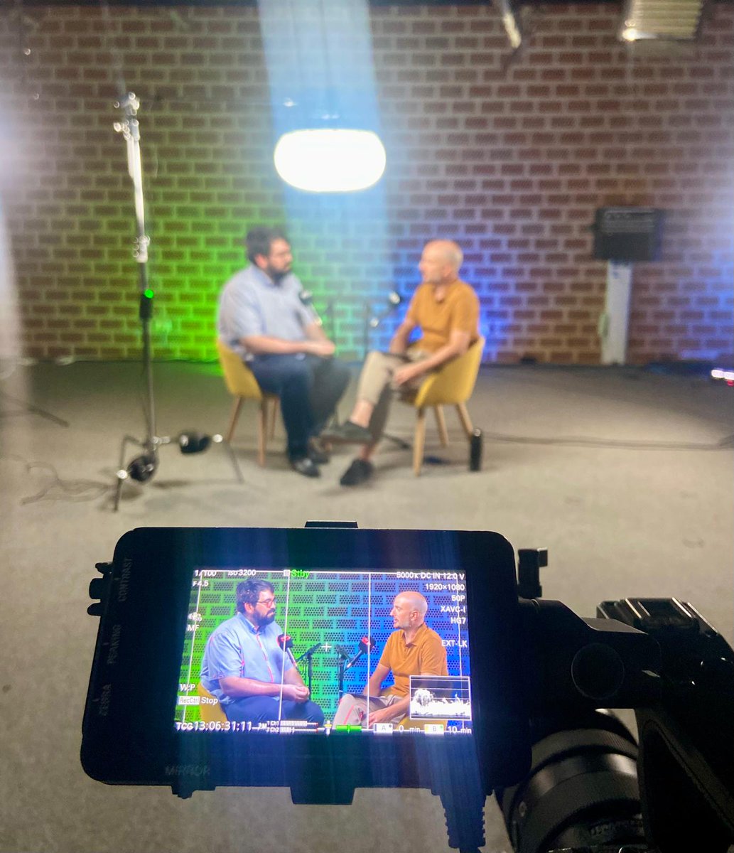 Integracloud_'s tweet photo. 🎙️ Javier Díaz destaca la utilidad de la #IA en tareas específicas y el Dr. Redón se centra en el desarrollo de tratamientos.   

👉Ambos coinciden en que su implementación requiere regulación y formación para el personal sanitario.    

📲https://t.co/SdoZRc5Xnn #Medicina #Salud https://t.co/Fhq8AmUfna