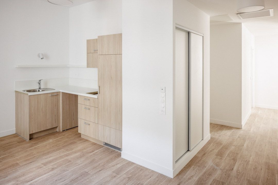 GroupeLaPoste's tweet photo. #Immobilier | Livraison de la Résidence Services Seniors à @saint_etienne_  ! Ce projet, réalisé par @Poste_Immo  et @JardinsdArcadie, propose 86 appartements lumineux au cœur de la ville, restaurant, salle de sport, espaces communs et conciergerie pour favoriser le lien social. https://t.co/EwDVbjTqYk