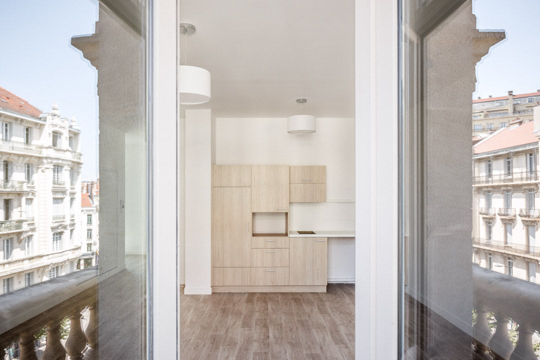 GroupeLaPoste's tweet photo. #Immobilier | Livraison de la Résidence Services Seniors à @saint_etienne_  ! Ce projet, réalisé par @Poste_Immo  et @JardinsdArcadie, propose 86 appartements lumineux au cœur de la ville, restaurant, salle de sport, espaces communs et conciergerie pour favoriser le lien social. https://t.co/EwDVbjTqYk