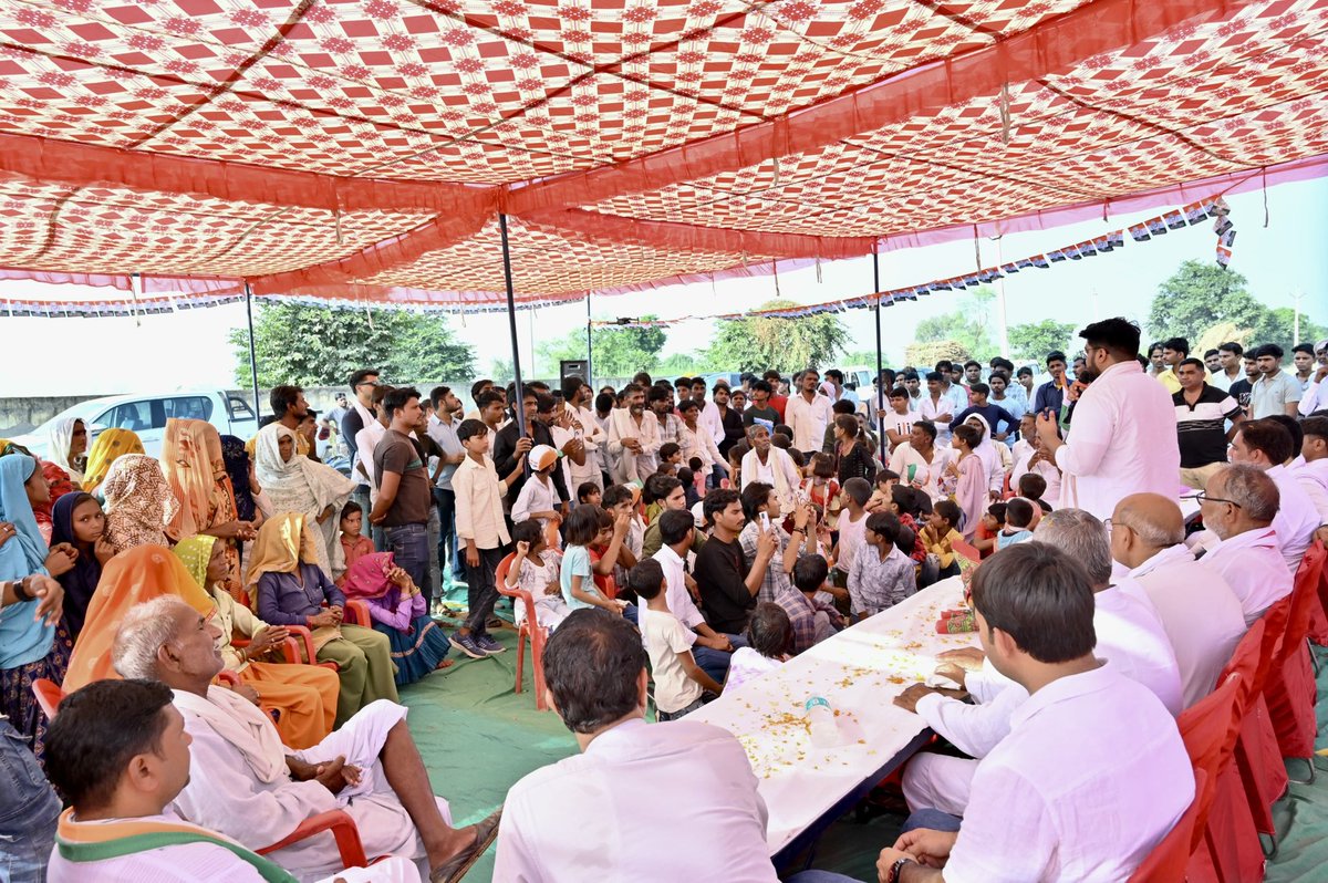 AryaanZubairINC's tweet photo. 📍 भयाड़ी, बेढ़ा, खोरपुरी 

संविधान हमारे अधिकारों और कर्तव्यों का मार्गदर्शक है।

आज जनसम्पर्क कार्यक्रम के दौरान विधानसभा परिवारजनों के बीच पहुंचकर उनसे आत्मीय मुलाकात की। गांव भयाड़ी में स्थित संविधान निर्माता व भारत रत्न बाबा साहेब डॉ. भीमराव अंबेडकर जी की प्रतिमा पर माल्यार्पण कर, उनके प्रति अपनी श्रद्धा अर्पित की और उनके आदर्शों को आत्मसात करने का संकल्प लिया। 

अपनों को संबोधित करते हुए आगामी 13 अक्टूबर को चुनाव चिन्ह- हाथ के सामने वाला बटन दबाकर अपना अमूल्य मत आशीर्वाद स्वरूप प्रदान करने की अपील की।

रामगढ़ परिवारजनों द्वारा मिले अपार समर्थन और आशीर्वाद के लिए हृदय की अनंत गहराइयों से कोटि-कोटि आभार।

#ZubairKhan #AryaanZubair #Congress #Ramgarh  #आशीर्वादयात्रा