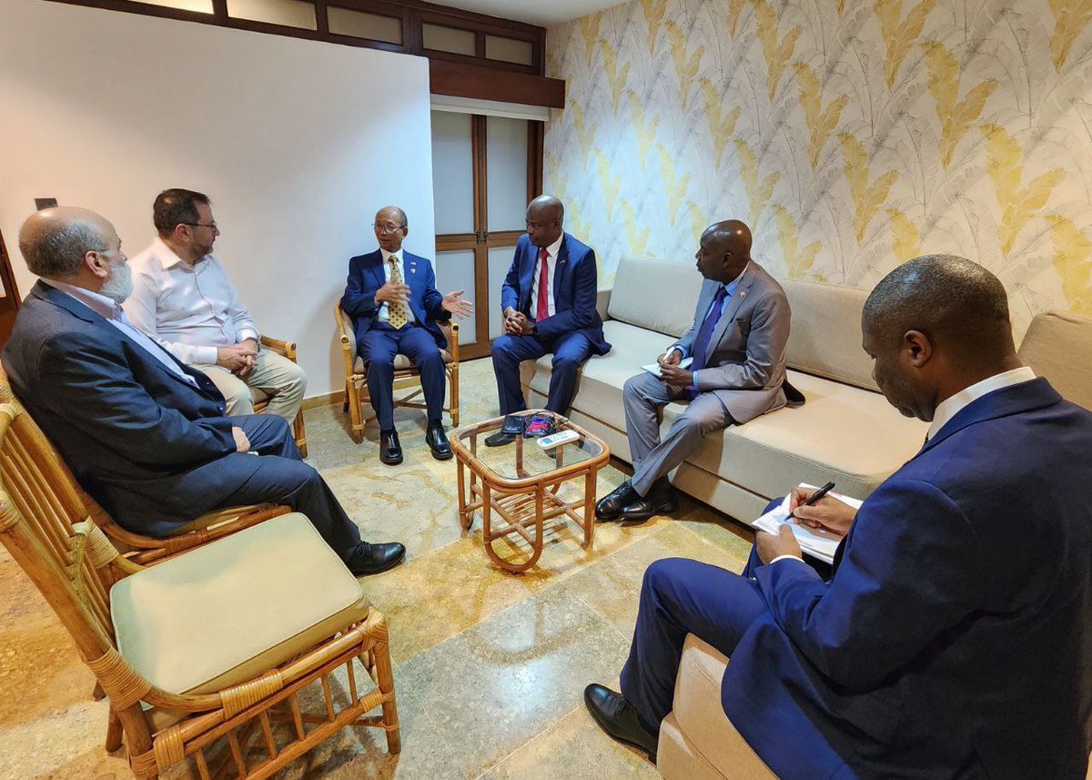 EmbaVEespana's tweet image. Venezuela fortalece relaciones diplomáticas con Haití @VTVcanal8 @yvangil @CancilleriaVE 🇻🇪🇭🇹 vtv.gob.ve/venezuela-fort…