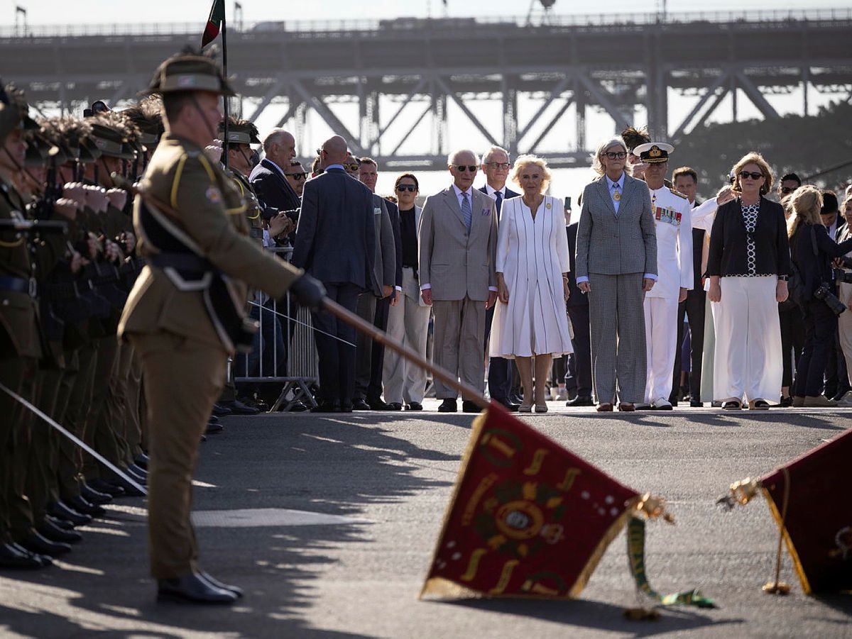 1_Armd_Regt's tweet photo. 1AR had the honour to lead the Recept. Guard for HM King Charles III at the Opera House. The Regt gained recognition as a Special Relationship Org to the King, galvanising our position in Army’s history. Proud day in our 75th year. 

Paratus 👑

#AusArmy #TellingOurStory https://t.co/qmyXNZmjKk